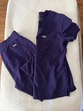 Figs Deep Purple V-Neck Scrub Set